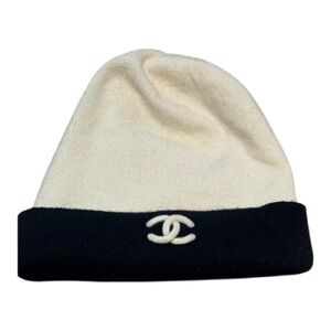 CHANEL Two-Tone CC Logo Beanie - Cream & Black